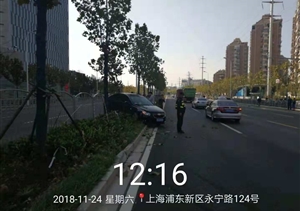 路見交通事故，幫忙維持秩序 --金橋輔警項(xiàng)目協(xié)助維持交通秩序