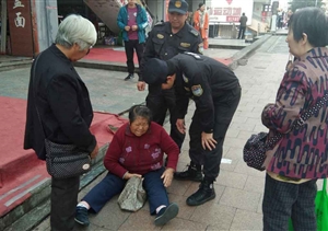 七旬老人摔倒，熱心特保伸援手 --惠南市容項目救助受傷老人