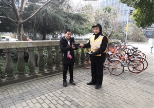 拾金不昧樹(shù)新風(fēng)系列報(bào)道 --金橋市容隊(duì)員拾到錢(qián)包交還于失主