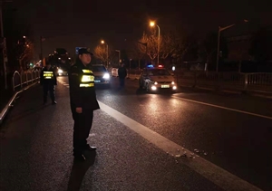 車輛側翻發(fā)生險情 宗保特保妥善處置 --金橋輔警協(xié)助處理交通事故