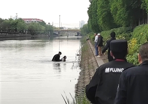 有驚無(wú)險(xiǎn)！宗保特保勇救跳河輕生女子 --張江輔警隊(duì)員勇救跳河輕生